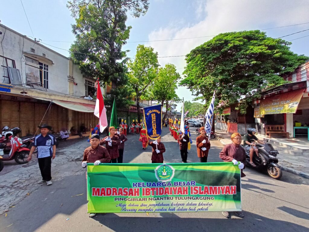 MI Islamiyah Pinggirsari Berpartisipasi Dalam Kegiatan Santri Tulungagung Culture Carnival (STCC) 2023