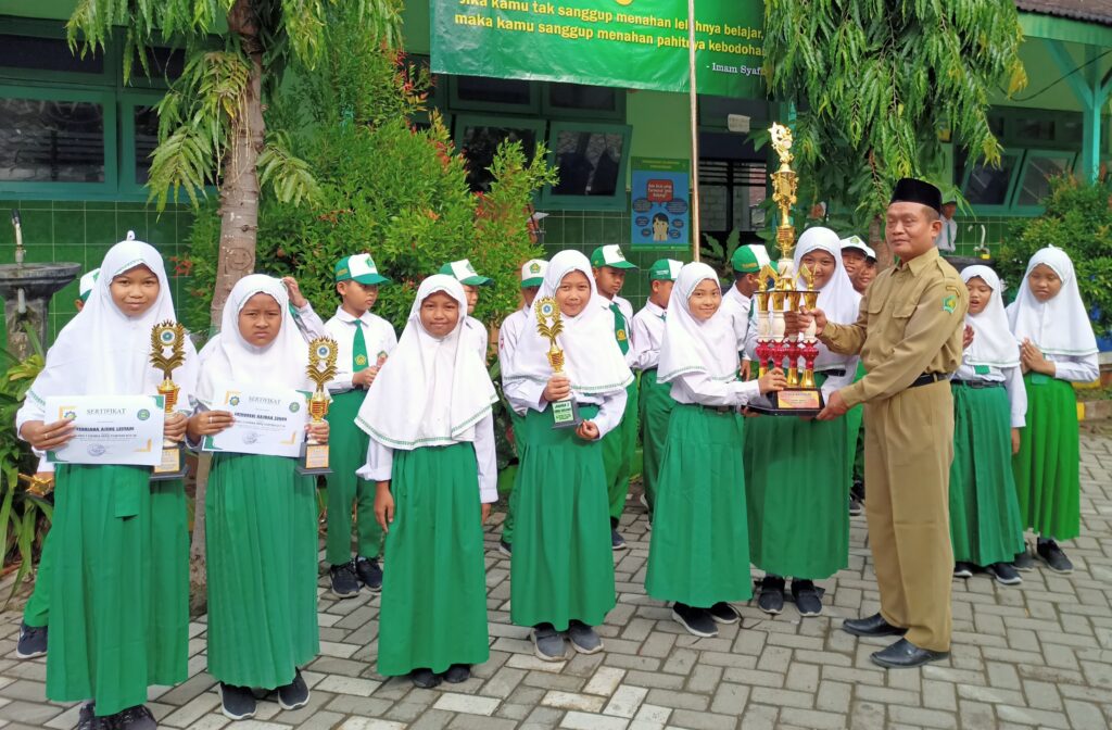 Penyerahan Piala Juara Umum Kepada Kepala Madrasah Pada saat Upacara Bendera